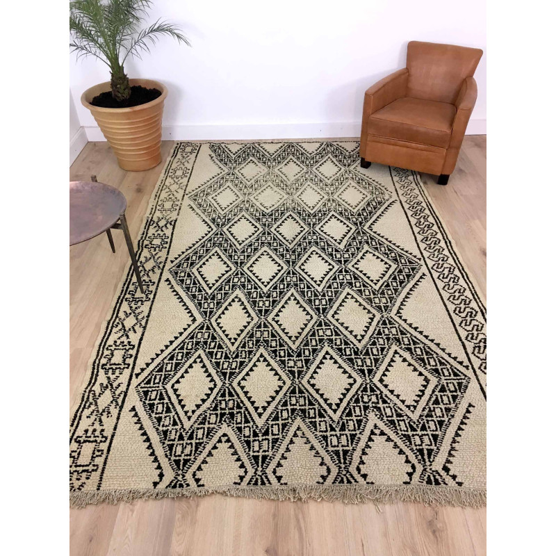 Tapis original Beni Ouarain beige et noir aux motifs géométriques