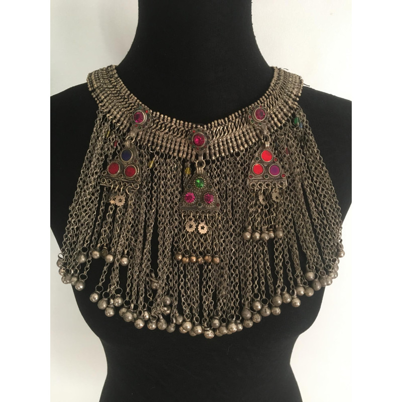 Collier berbère très ancien en argent orné de pierres de couleurs