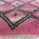 Tapis berbère ancien rosé violet lignes géométriques noires