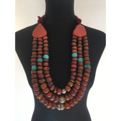 Collier de pierres anciennes de couleurs