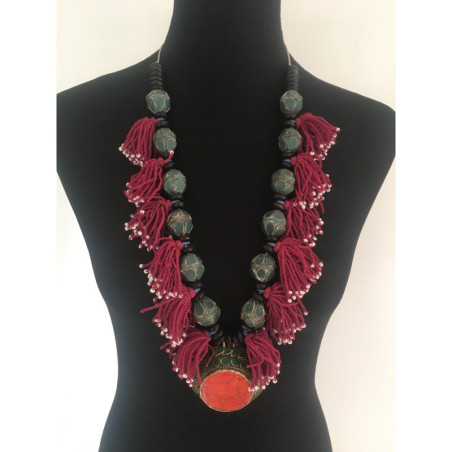 Collier berbère en boules de métal gravé avec un gros pendentif orangé