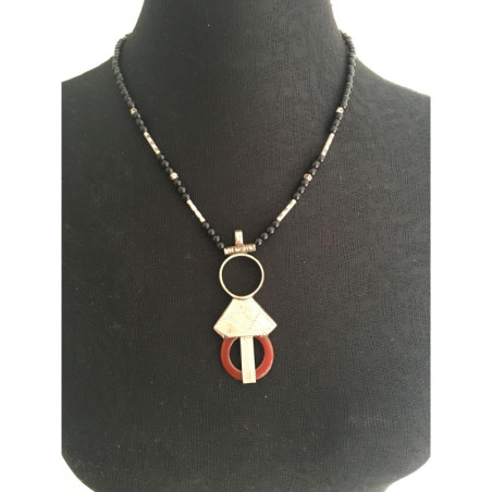 Collier berbère reconstitué avec des pierres anciennes