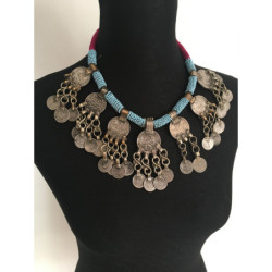 Collier berbère orné de différentes pièces anciennes