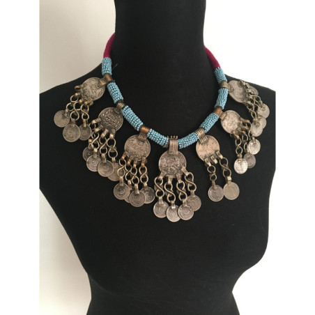 Collier berbère orné de différentes pièces anciennes