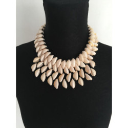 Collier ras-du-cou en coquillages