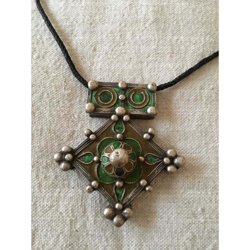 Collier cordon + pendentif berbère marocain orné de gravures