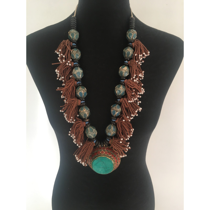 Collier berbère en boules de métal gravé avec un gros pendentif turquoise