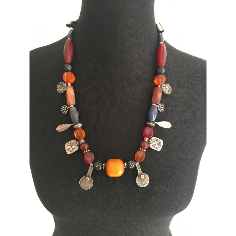 Collier de perles anciennes et pièces en argent