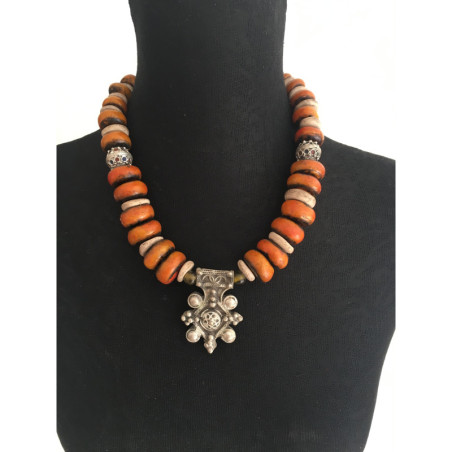 Collier de pierres anciennes orné de boules en argent