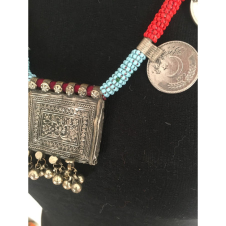 Collier berbère en perles bleu turquoise et rouge orné d'accessoires ancien en argent
