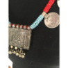 Collier berbère en perles bleu turquoise et rouge orné d'accessoires ancien en argent