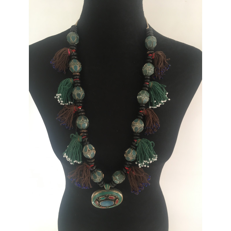 Collier berbère en boules de métal gravé avec un gros pendentif coloré